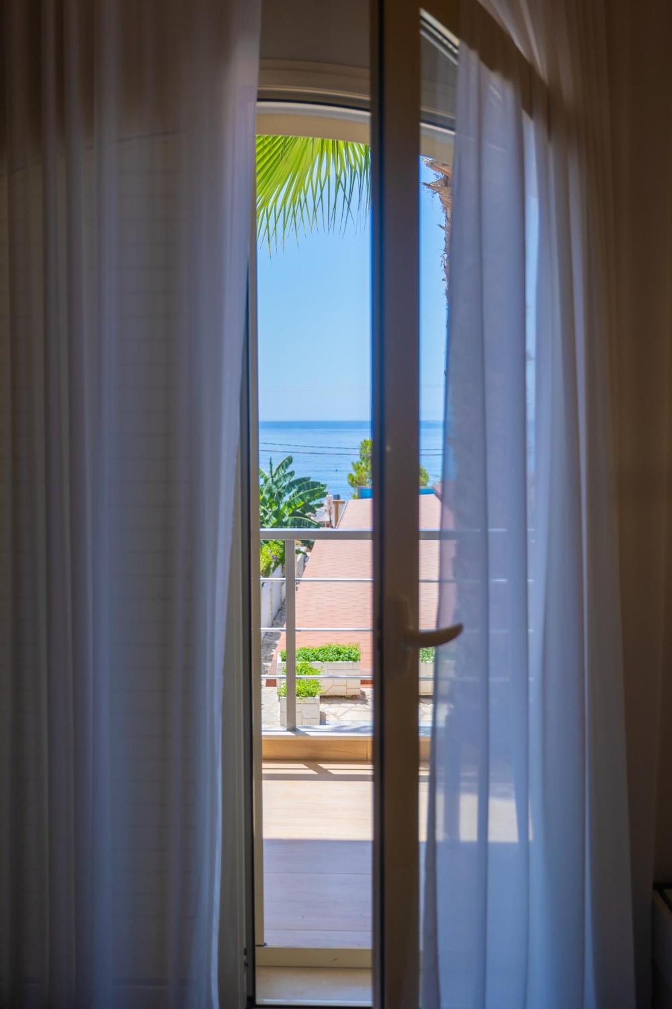 Royal Blue Hotel Dhërmi Екстериор снимка