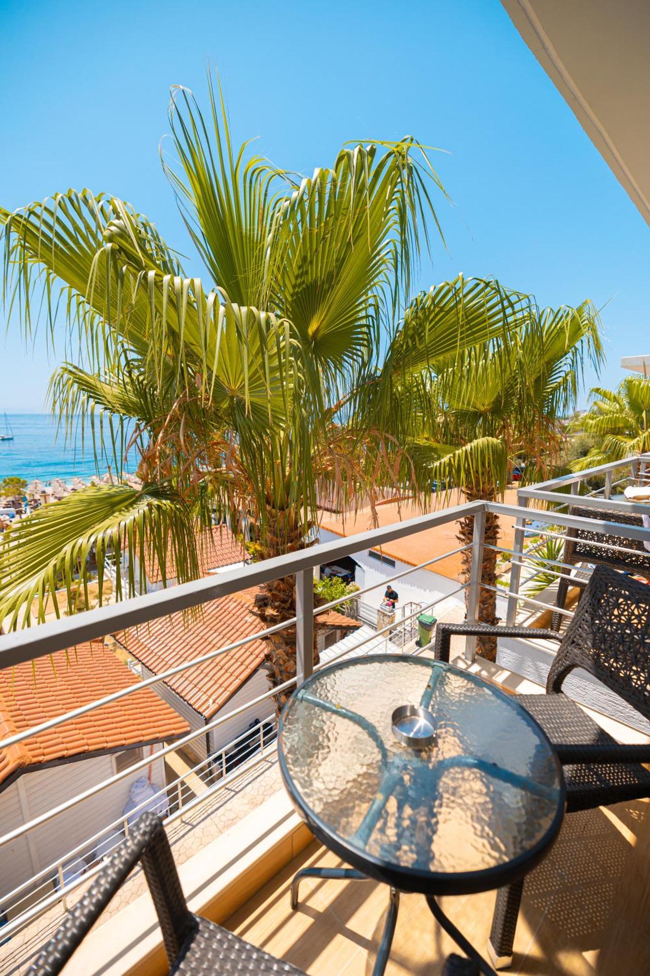 Royal Blue Hotel Dhërmi Екстериор снимка