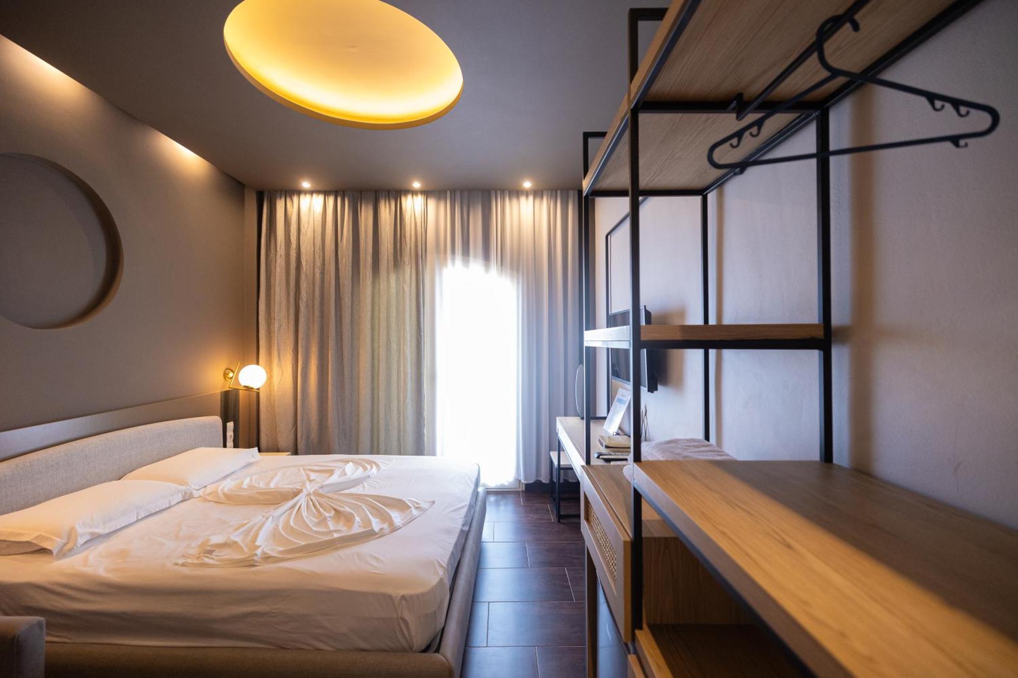 Royal Blue Hotel Dhërmi Екстериор снимка