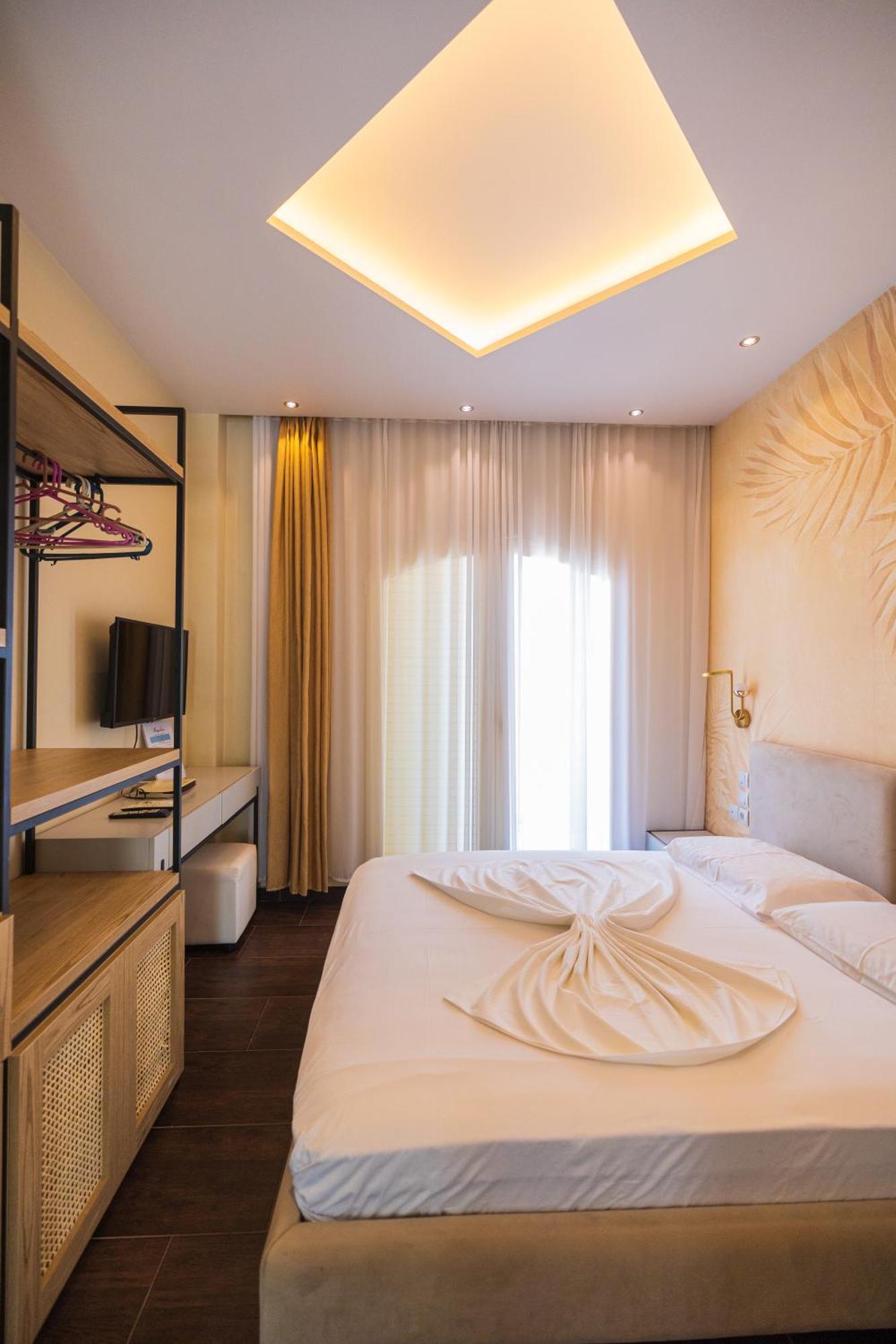 Royal Blue Hotel Dhërmi Екстериор снимка