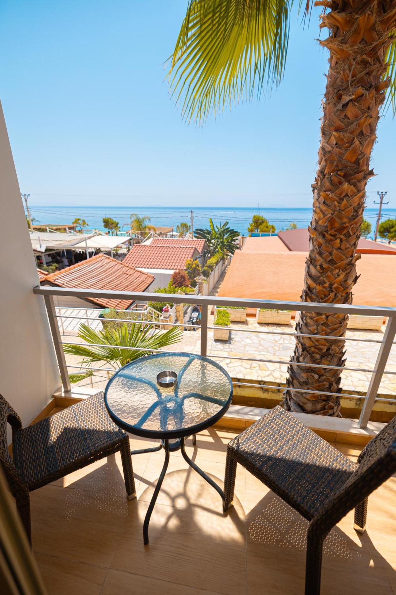 Royal Blue Hotel Dhërmi Екстериор снимка