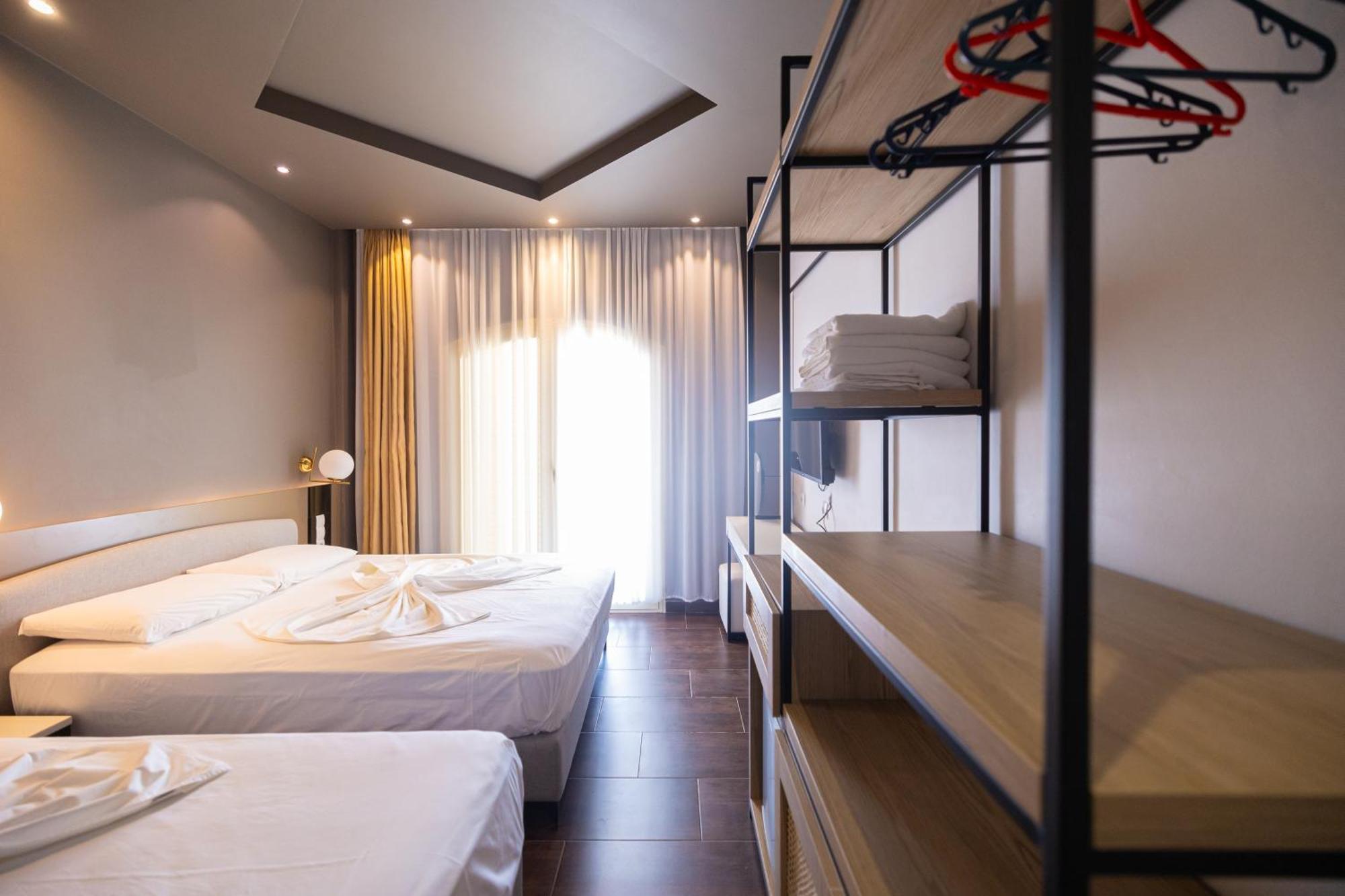 Royal Blue Hotel Dhërmi Екстериор снимка