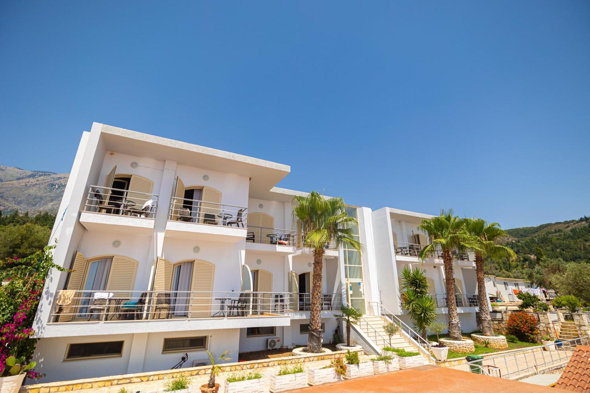 Royal Blue Hotel Dhërmi Екстериор снимка