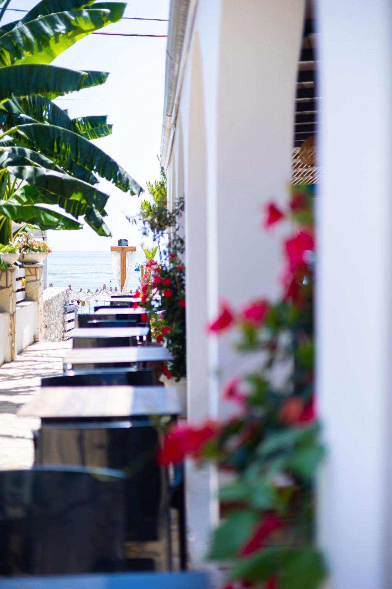 Royal Blue Hotel Dhërmi Екстериор снимка