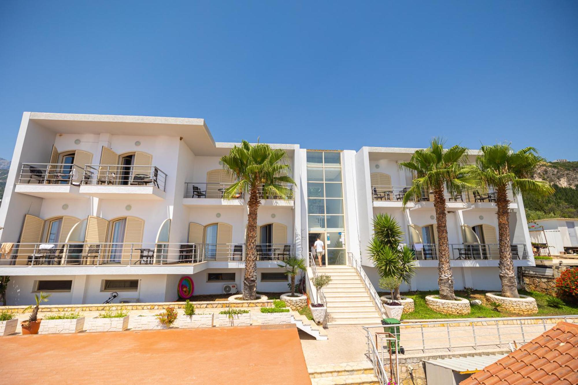Royal Blue Hotel Dhërmi Екстериор снимка