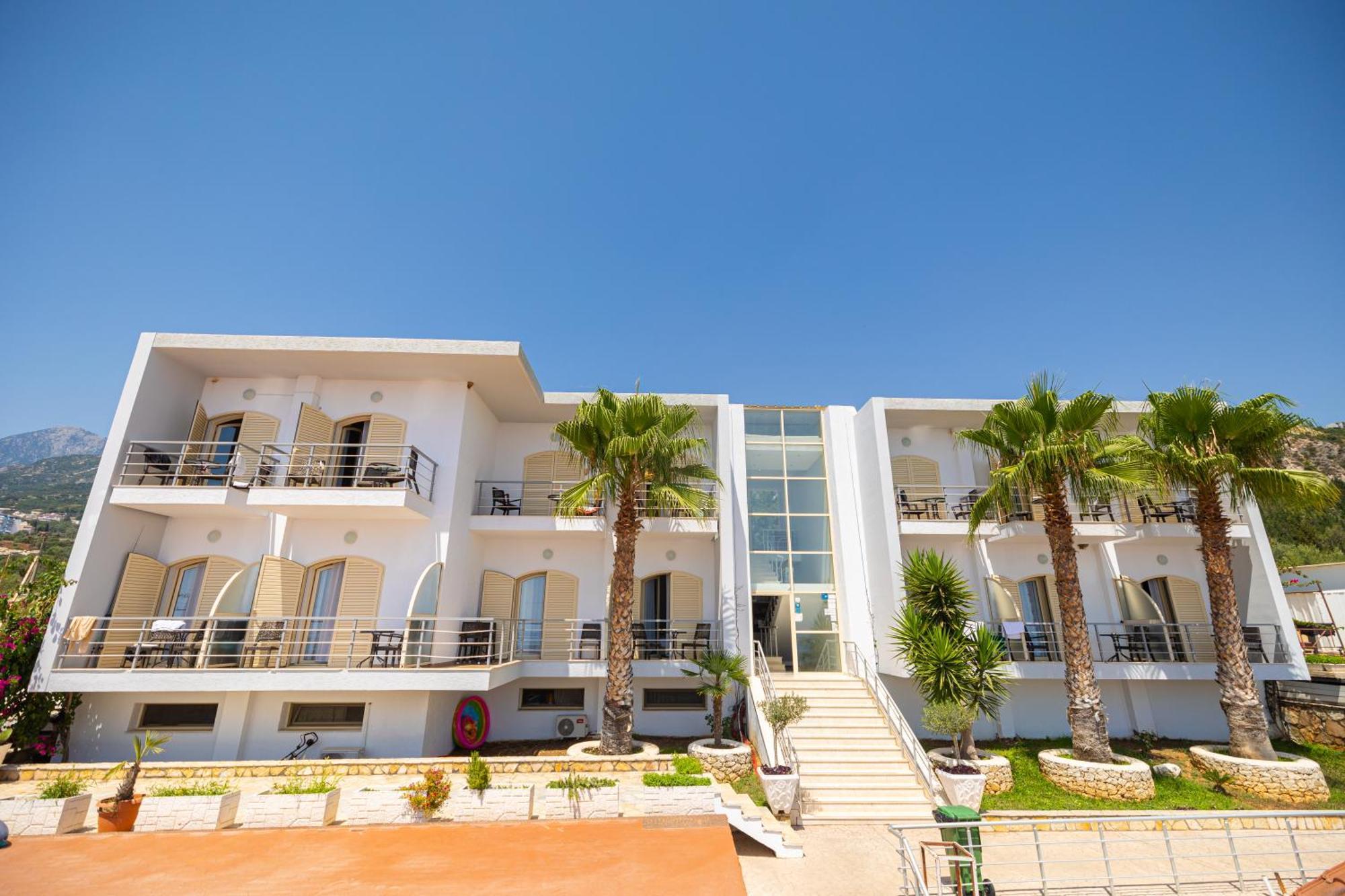 Royal Blue Hotel Dhërmi Екстериор снимка