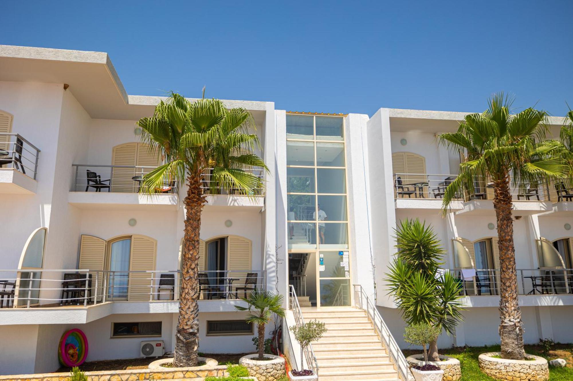 Royal Blue Hotel Dhërmi Екстериор снимка