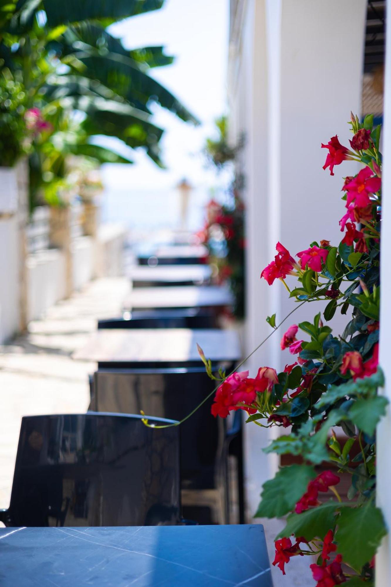Royal Blue Hotel Dhërmi Екстериор снимка